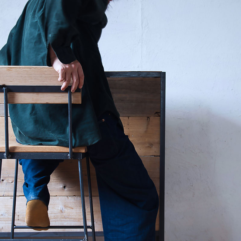 カウンターの高さに合わせた背もたれ付きのカウンターチェア