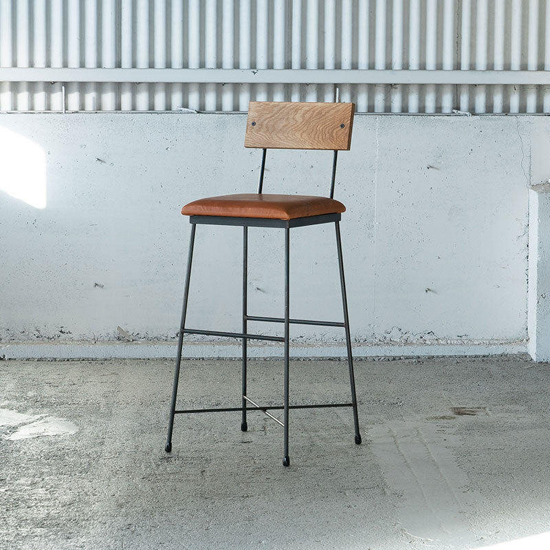 カウンターの高さに合わせた背もたれ付きのカウンターチェア 本革使用