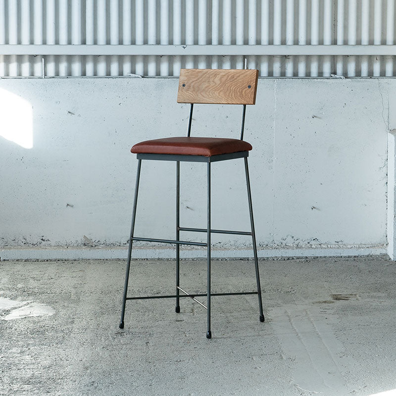 カウンターの高さに合わせた背もたれ付きのカウンターチェア 本革使用