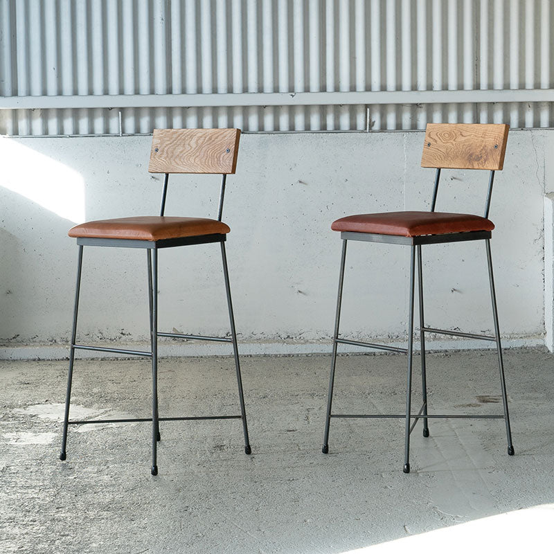 カウンターの高さに合わせた背もたれ付きのカウンターチェア 本革使用