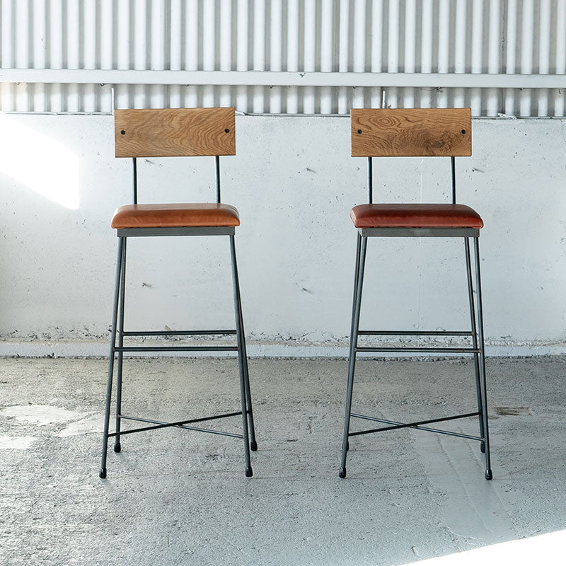 カウンターの高さに合わせた背もたれ付きのカウンターチェア 本革使用