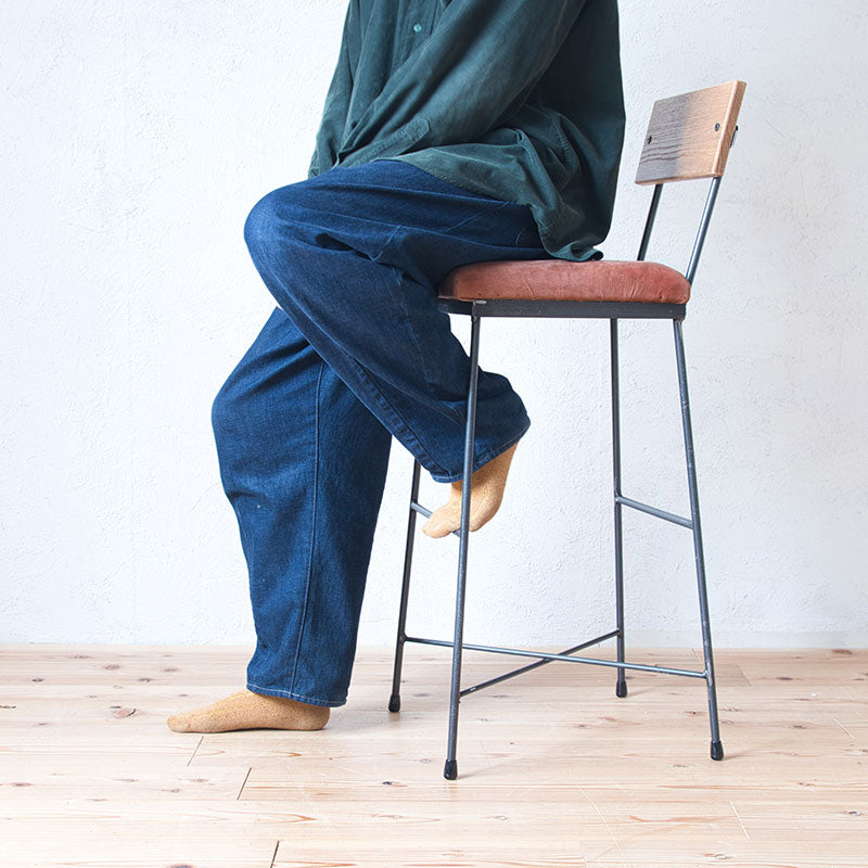 カウンターの高さに合わせた背もたれ付きのカウンターチェア 本革使用