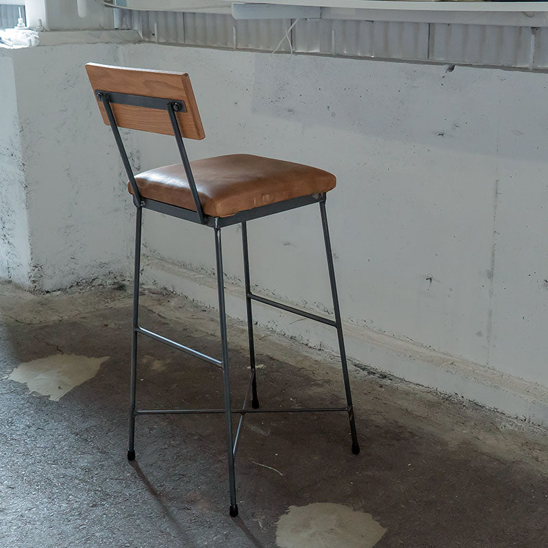 カウンターの高さに合わせた背もたれ付きのカウンターチェア 本革使用