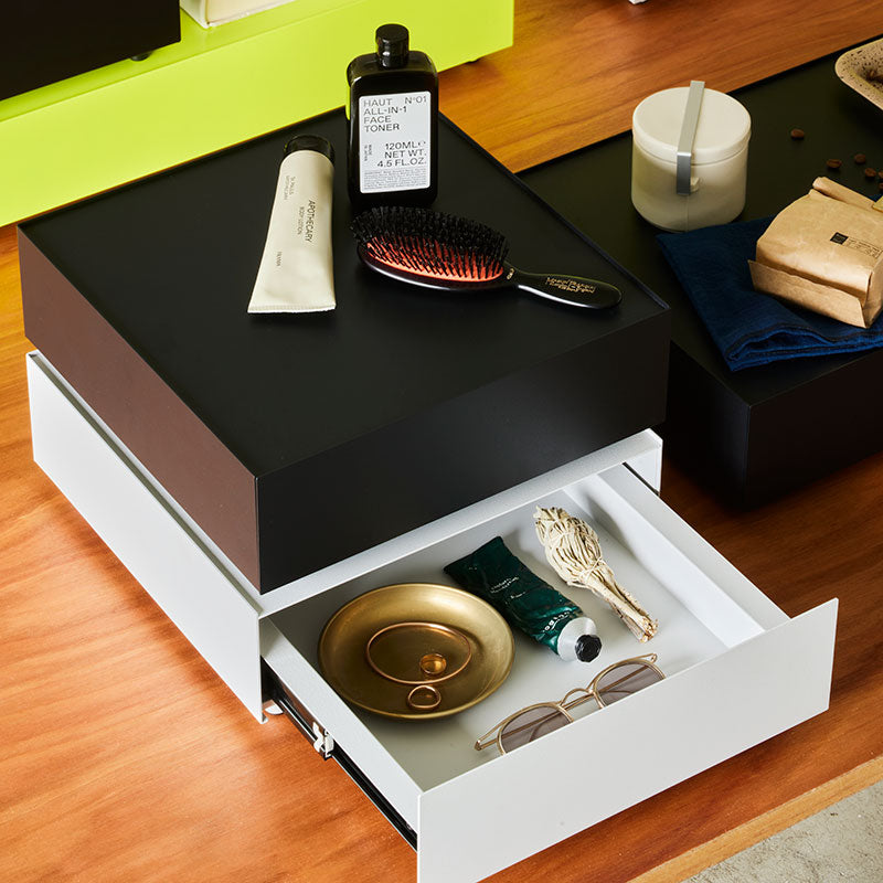 「見せる、隠す、小さな倉庫」キャビネットの引き出しを一段だけ取り出したようなストレージ KaKuKo