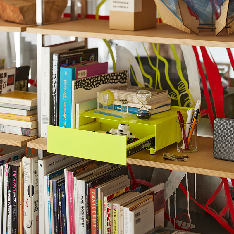 「見せる、隠す、小さな倉庫」キャビネットの引き出しを一段だけ取り出したようなストレージ KaKuKo