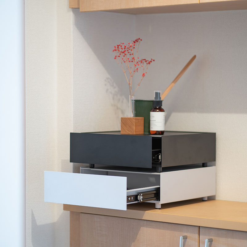 「見せる、隠す、小さな倉庫」キャビネットの引き出しを一段だけ取り出したようなストレージ KaKuKo