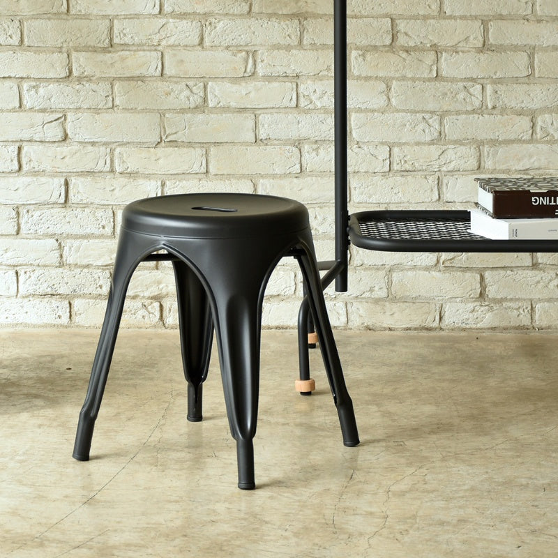 どこにでも置ける身軽さが魅力のスツール