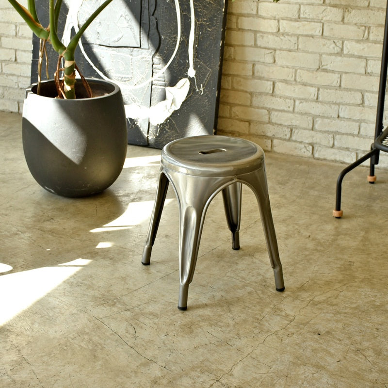 どこにでも置ける身軽さが魅力のスツール