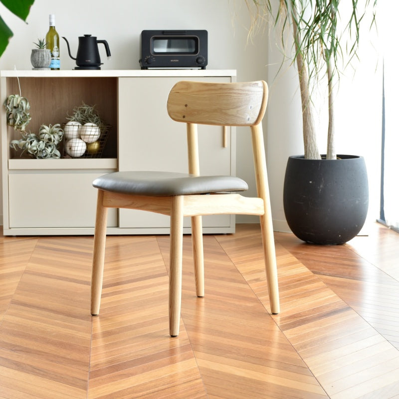 やわらかな曲線が温かみを添えるアッシュ無垢材のダイニングチェア