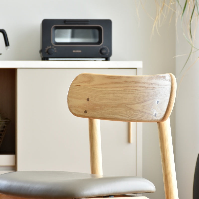 やわらかな曲線が温かみを添えるアッシュ無垢材のダイニングチェア