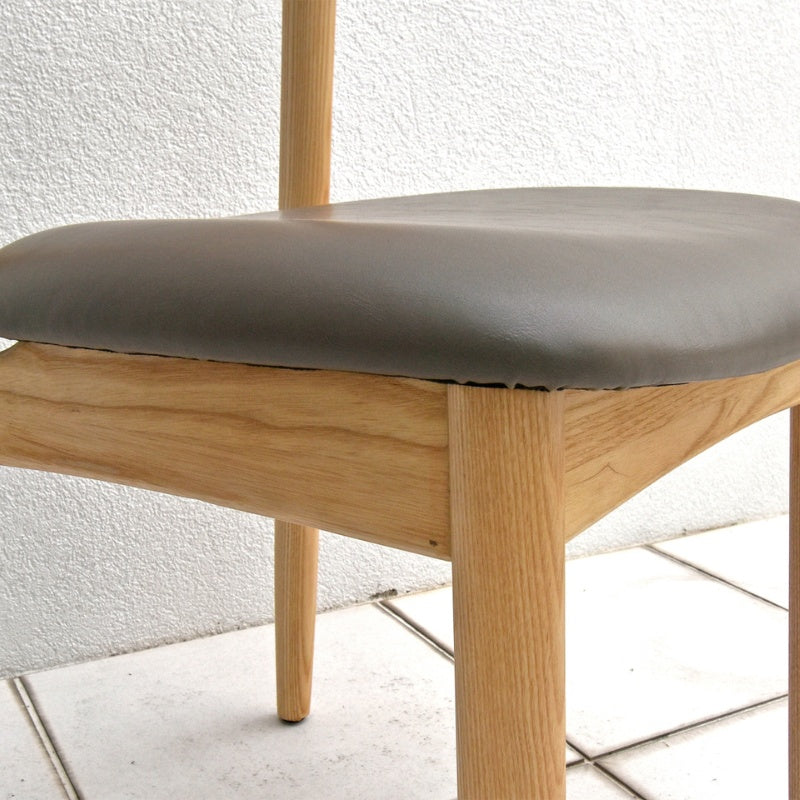 やわらかな曲線が温かみを添えるアッシュ無垢材のダイニングチェア