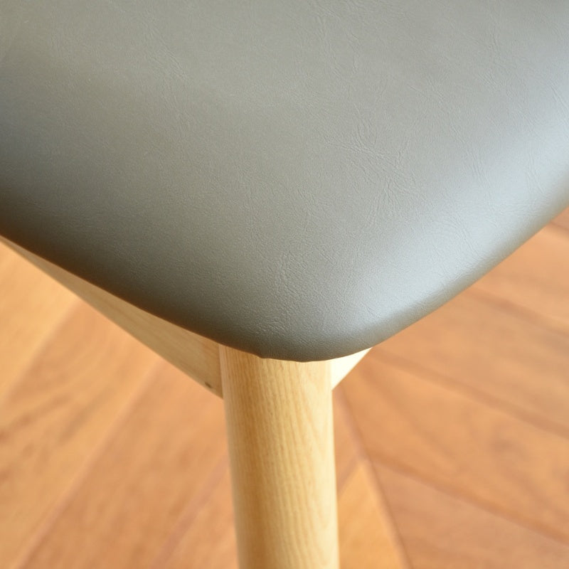 やわらかな曲線が温かみを添えるアッシュ無垢材のダイニングチェア