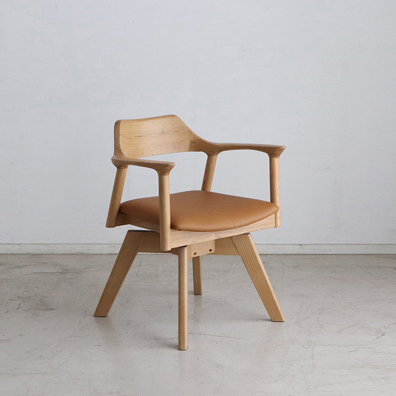 座面が回転する木製のダイニングチェア