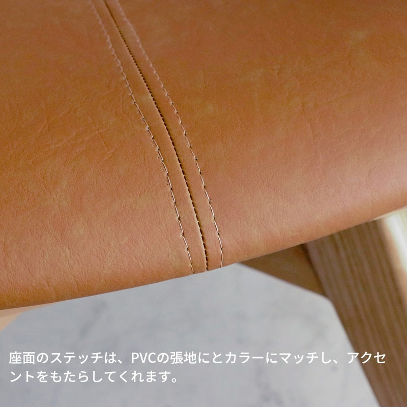 座面が回転する木製のダイニングチェア