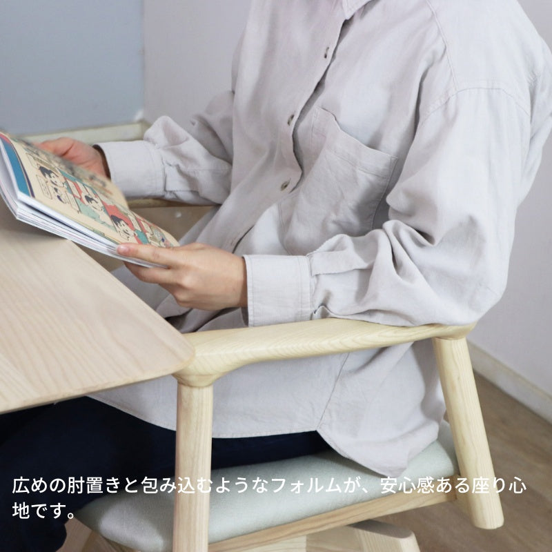 座面が回転する木製のダイニングチェア