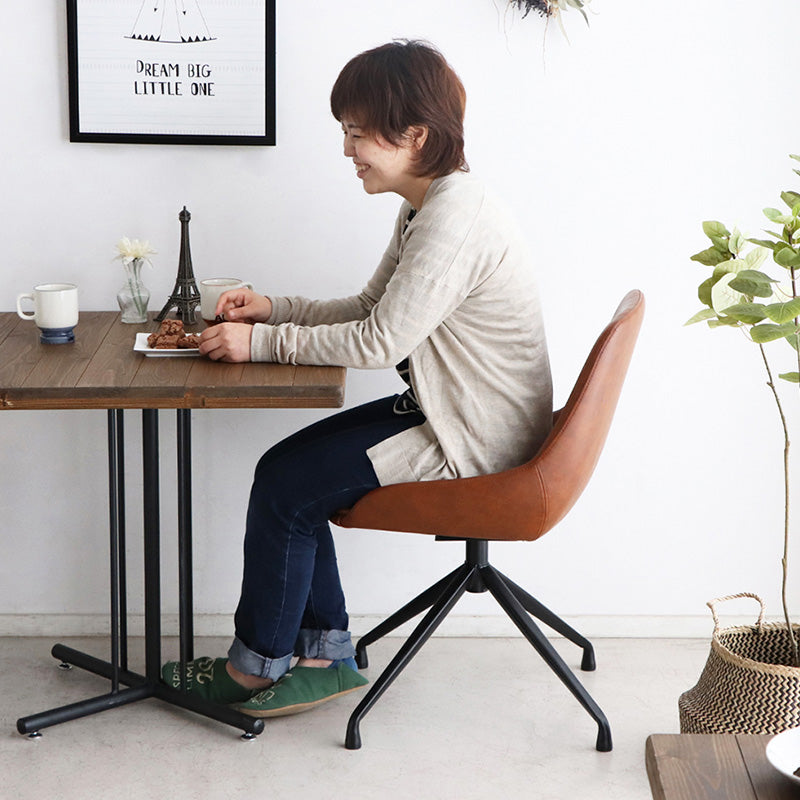 丸みのあるフォルムのラウンドチェア 回転式