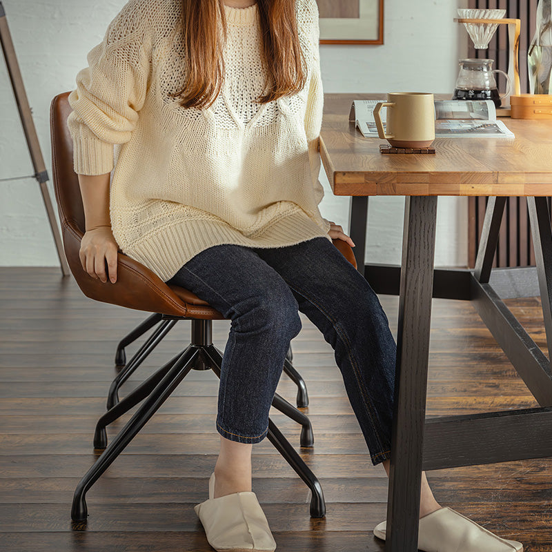 丸みのあるフォルムのラウンドチェア 回転式