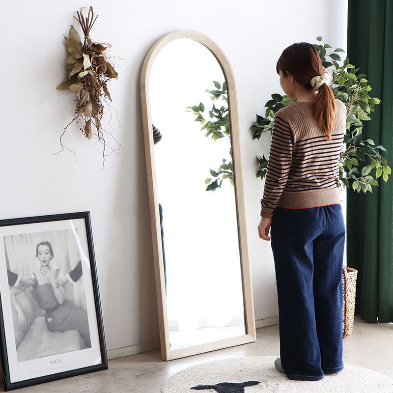 スタンドミラー|アッシュ無垢の温もり。丸みフォルムで空間を柔らかく広く見せる鏡