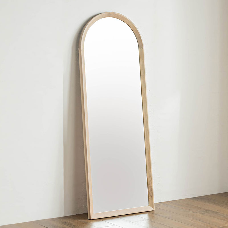 スタンドミラー|アッシュ無垢の温もり。丸みフォルムで空間を柔らかく広く見せる鏡