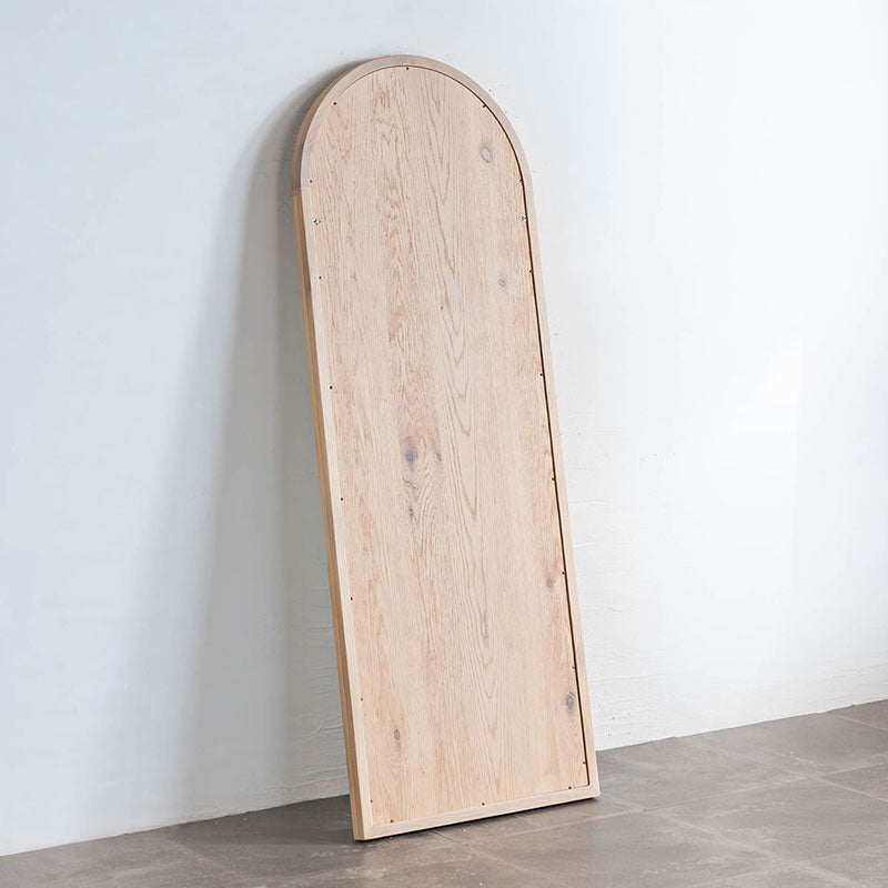 スタンドミラー|アッシュ無垢の温もり。丸みフォルムで空間を柔らかく広く見せる鏡