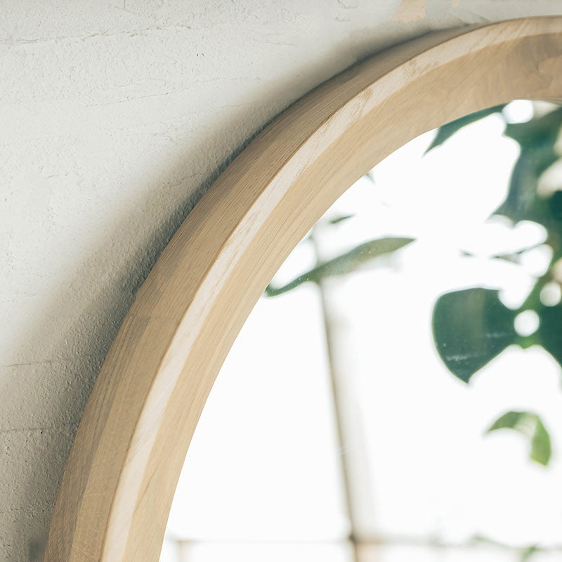 スタンドミラー|アッシュ無垢の温もり。丸みフォルムで空間を柔らかく広く見せる鏡