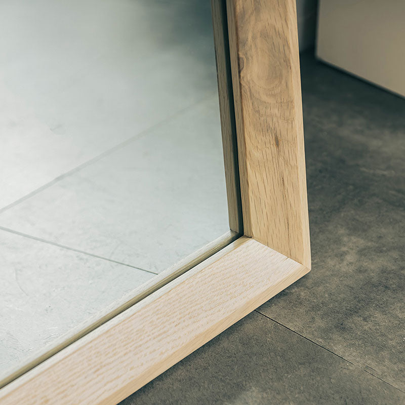 スタンドミラー|アッシュ無垢の温もり。丸みフォルムで空間を柔らかく広く見せる鏡