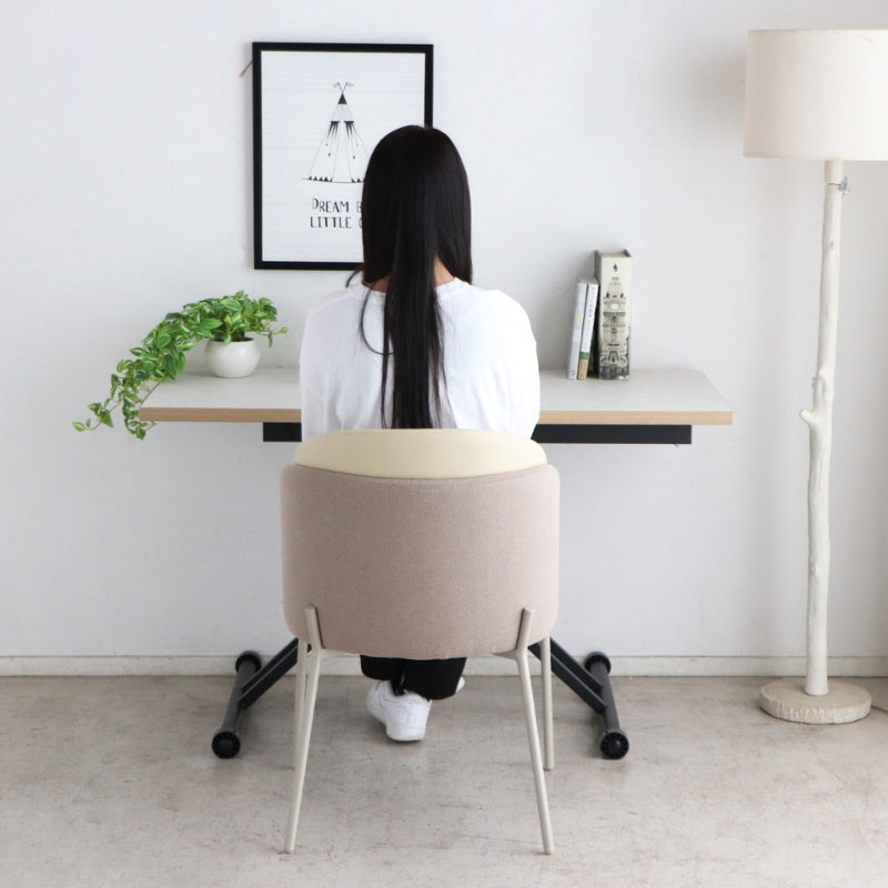 ダイニングチェア 包み込むフォルムが心地よい。都会的なベージュカラーで空間を一新