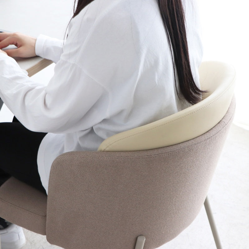 ダイニングチェア 包み込むフォルムが心地よい。都会的なベージュカラーで空間を一新