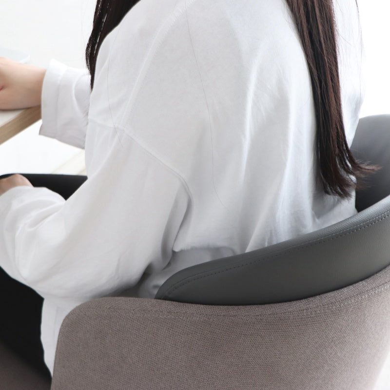 ダイニングチェア 包み込むフォルムが心地よい。都会的なベージュカラーで空間を一新