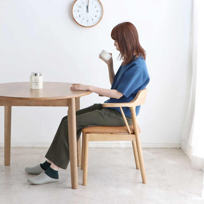 アームチェア 肘掛けをテーブルに浮かせて床掃除スムーズ 美しさと座り心地を両立した一脚 ダイニング