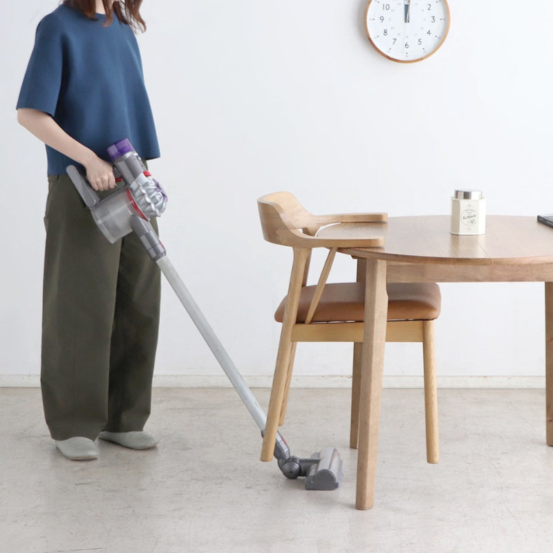 アームチェア 肘掛けをテーブルに浮かせて床掃除スムーズ 美しさと座り心地を両立した一脚 ダイニング