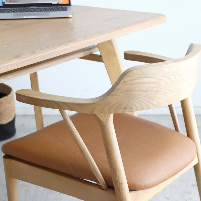 アームチェア 肘掛けをテーブルに浮かせて床掃除スムーズ 美しさと座り心地を両立した一脚 ダイニング