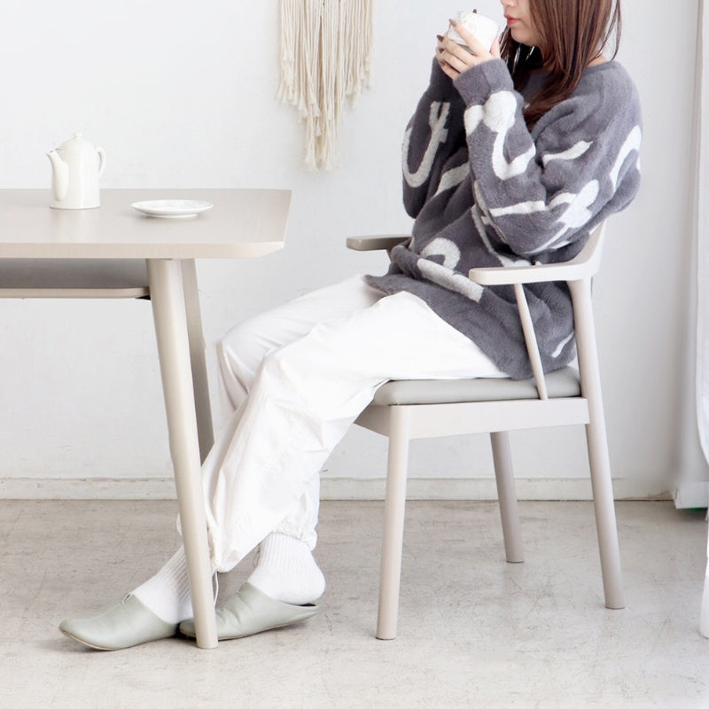 アームチェア 肘掛けをテーブルに浮かせて床掃除スムーズ 美しさと座り心地を両立した一脚 ダイニング