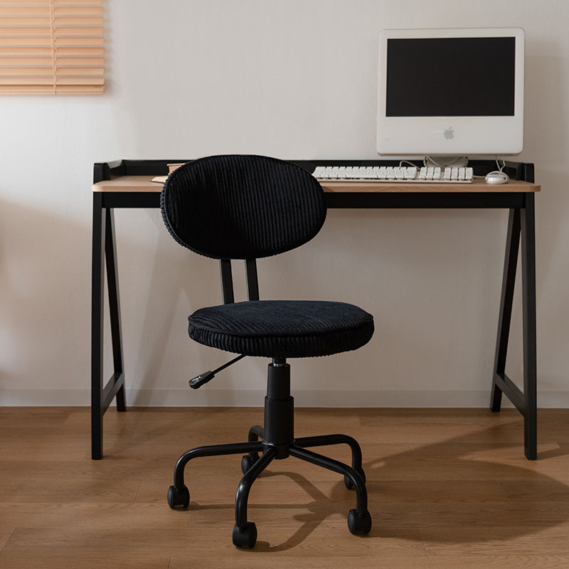 シンプルなデザインでさまざまなシーンで活躍するデスクチェア