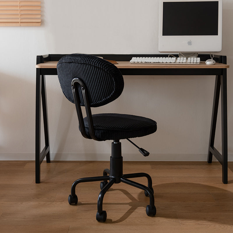 シンプルなデザインでさまざまなシーンで活躍するデスクチェア