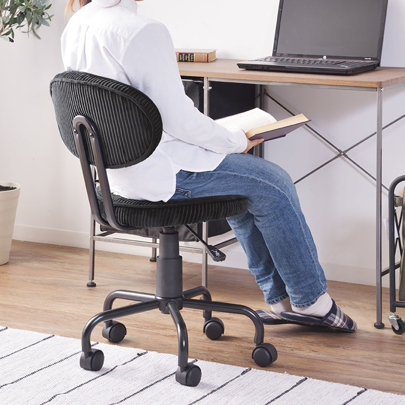 シンプルなデザインでさまざまなシーンで活躍するデスクチェア