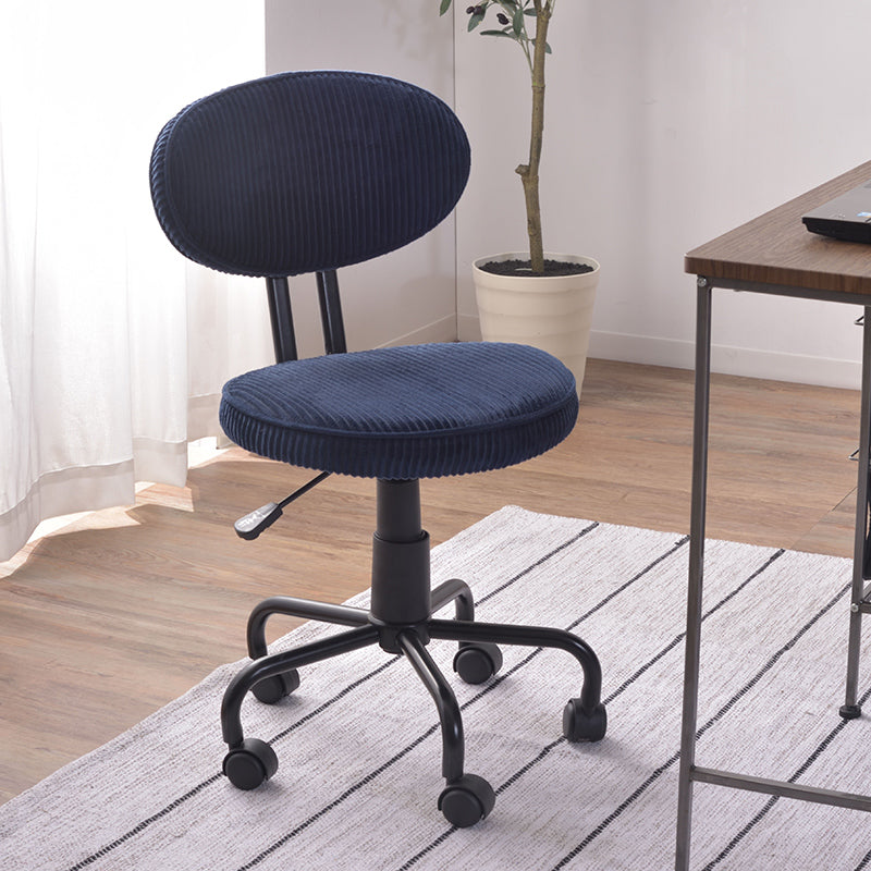 シンプルなデザインでさまざまなシーンで活躍するデスクチェア