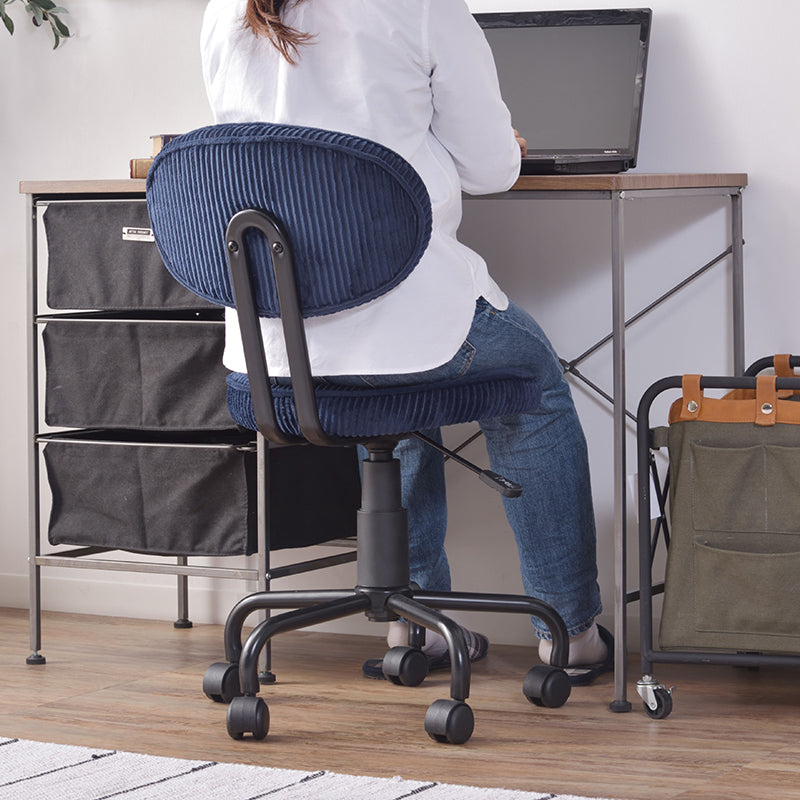 シンプルなデザインでさまざまなシーンで活躍するデスクチェア