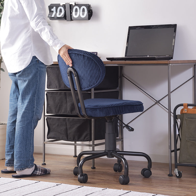 シンプルなデザインでさまざまなシーンで活躍するデスクチェア