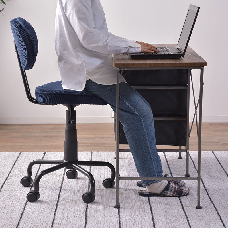 シンプルなデザインでさまざまなシーンで活躍するデスクチェア