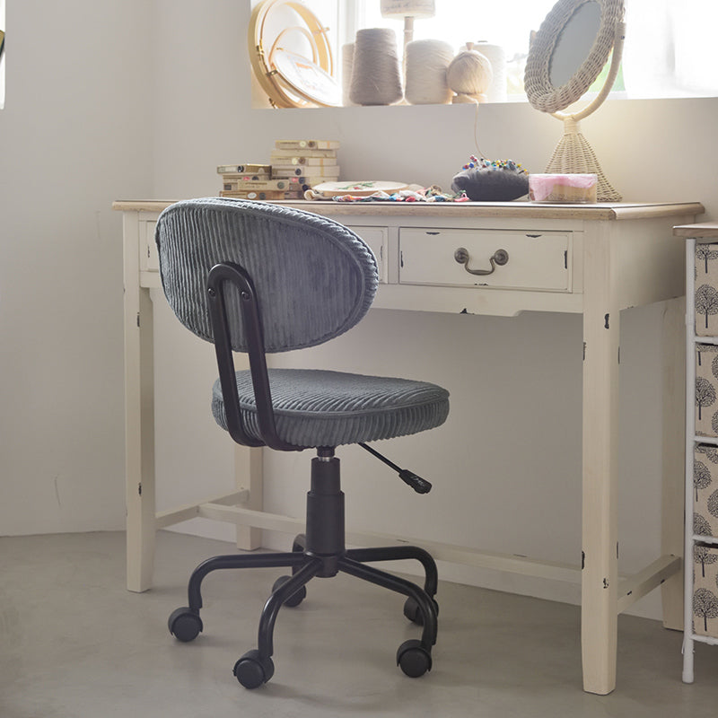 シンプルなデザインでさまざまなシーンで活躍するデスクチェア