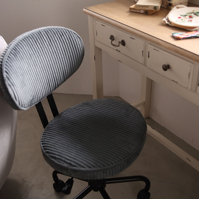 シンプルなデザインでさまざまなシーンで活躍するデスクチェア