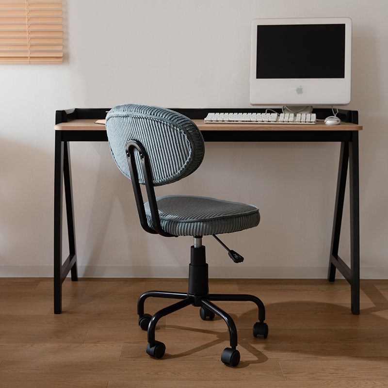 シンプルなデザインでさまざまなシーンで活躍するデスクチェア
