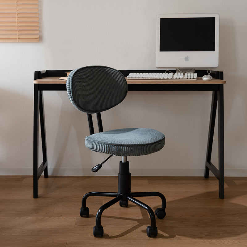 シンプルなデザインでさまざまなシーンで活躍するデスクチェア