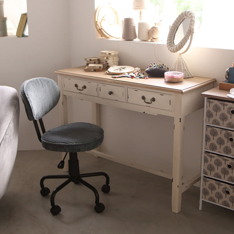 シンプルなデザインでさまざまなシーンで活躍するデスクチェア