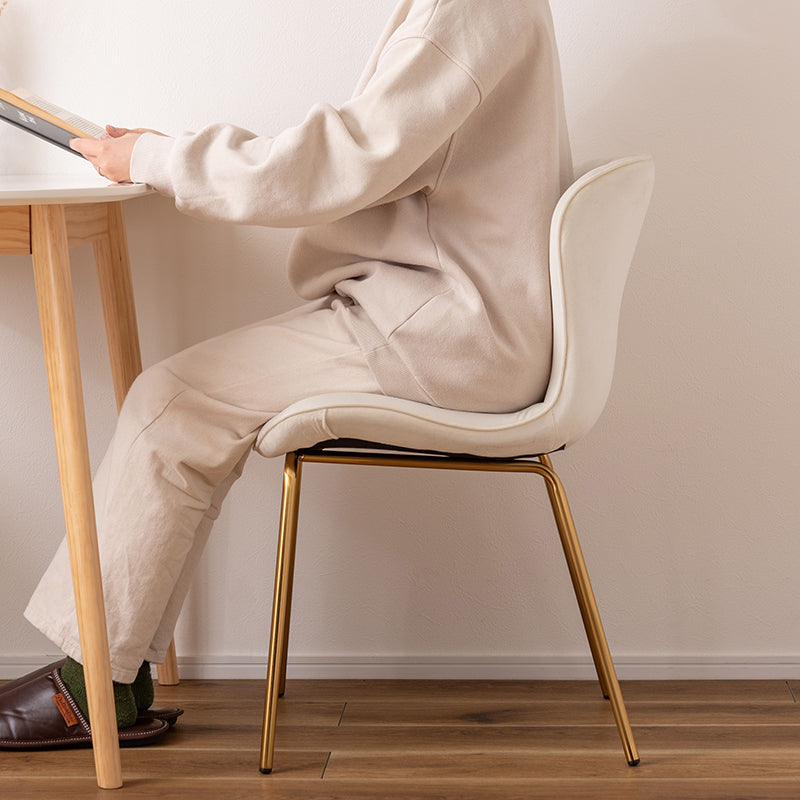 ベロア調の生地×アンティークゴールド脚のチェア