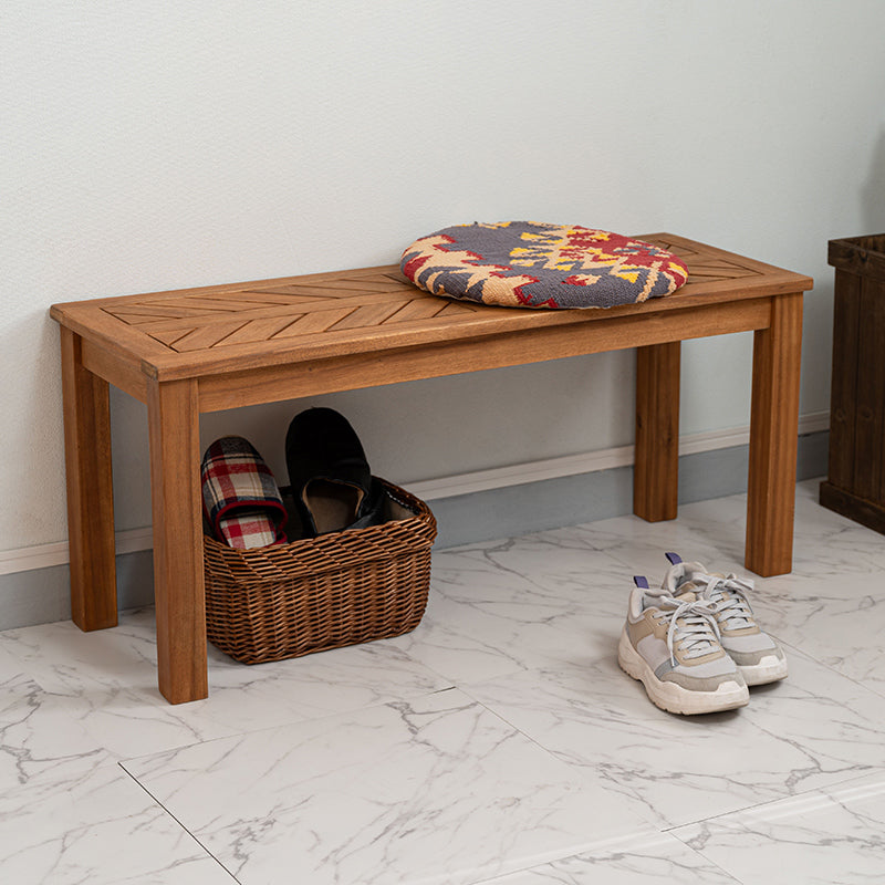 木材の組み合わせでヘリンボーンのような柄を表現したベンチ