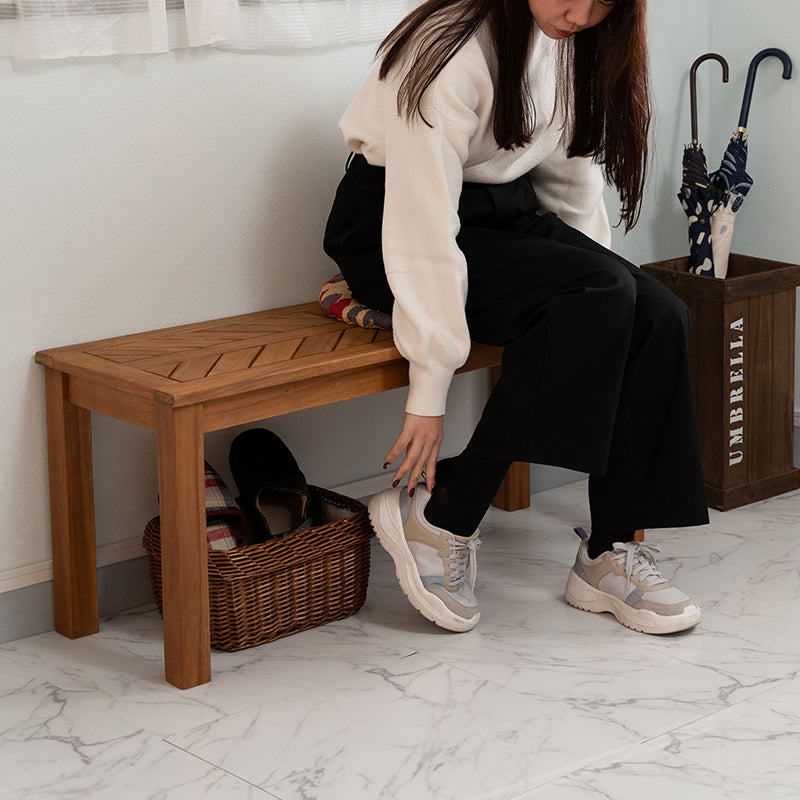 木材の組み合わせでヘリンボーンのような柄を表現したベンチ