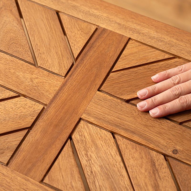 木材の組み合わせでヘリンボーンのような柄を表現したベンチ