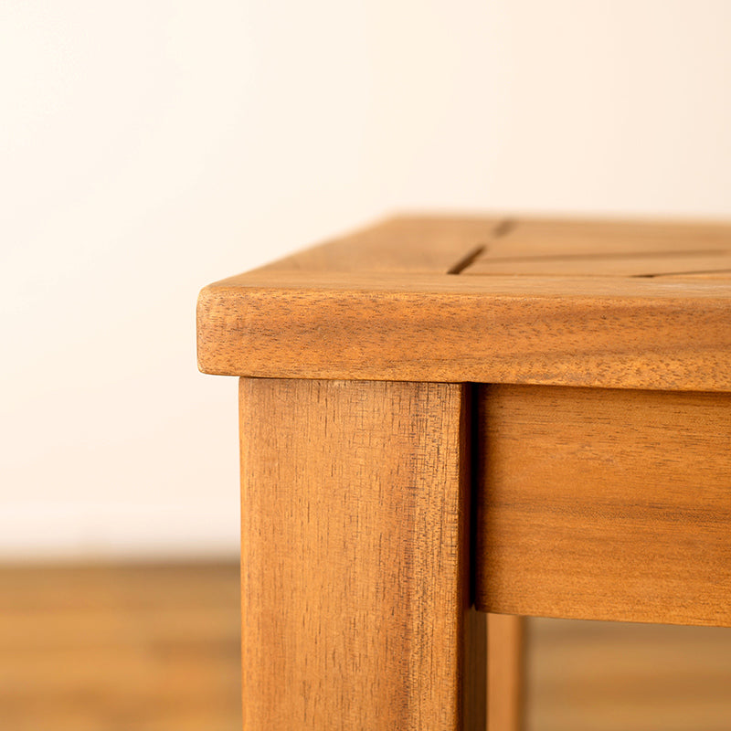 木材の組み合わせでヘリンボーンのような柄を表現したベンチ